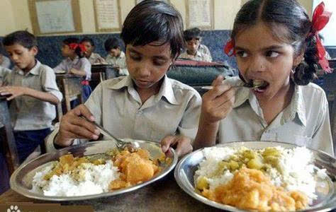 印度免费午餐放倒百名学生 网友：太可怕了