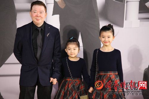 导演文隽带两女儿走红毯。
