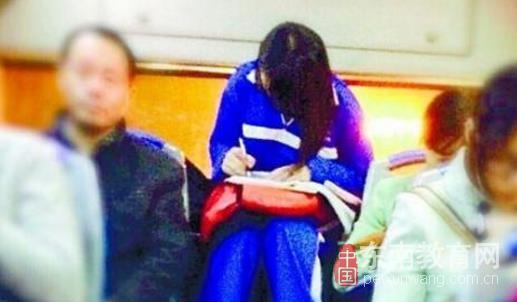 女儿拿手机做作业城里的孩子真会玩 手机搜题对于学习有何影响